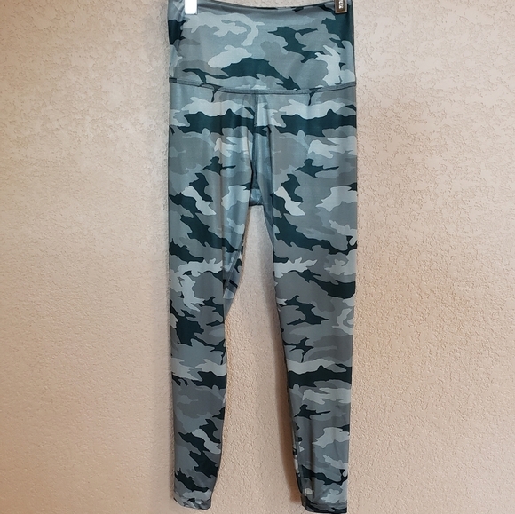 Beyond Yoga camo high waisted midi leggings - Picture 1 of 7